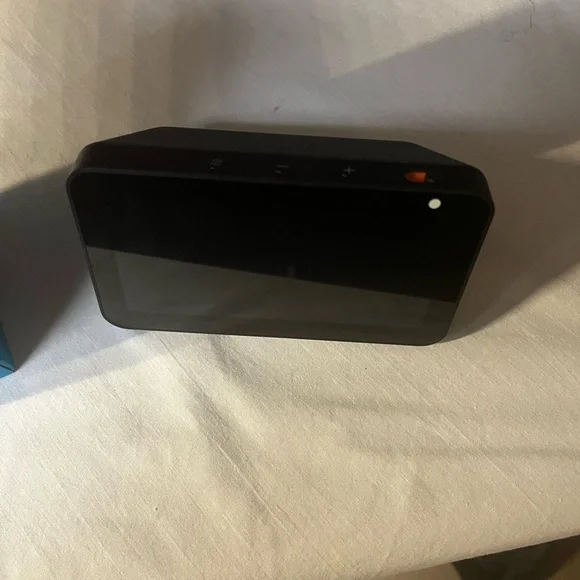 Amazon Echo Show 5 in Black - Picture 4 of 6